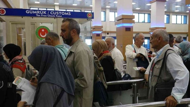 Trabzon' dan ilk hacı kafilesi dualarla uğurlandı