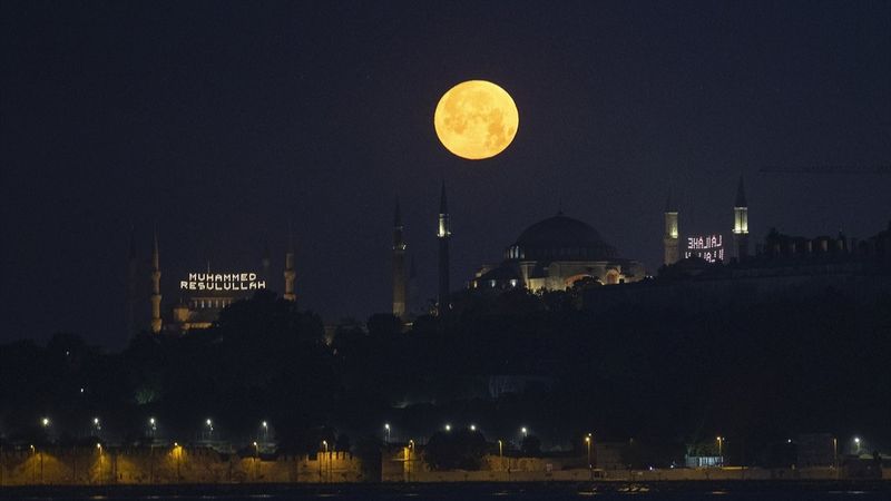 Süper Ay'ın İstanbul manzarasıyla birleşimi büyüledi