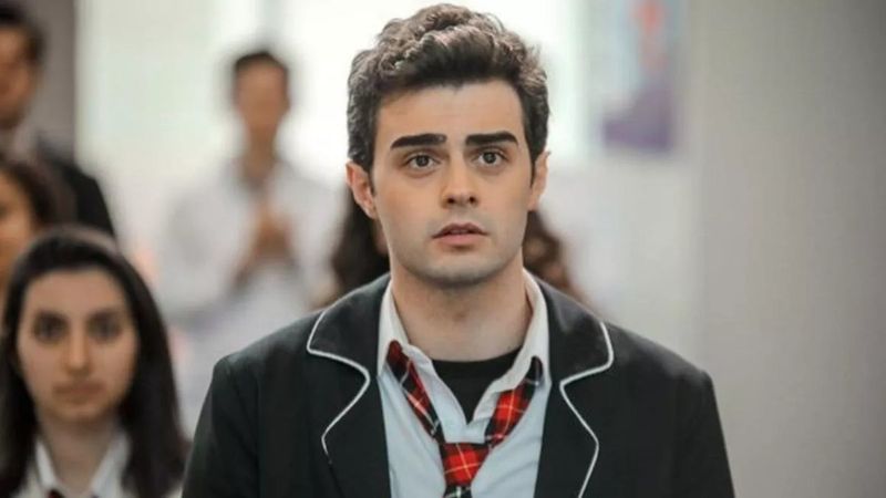 Kardeşlerim'in asi Ömer'i gözünden sakındığı sevgilisiyle tatilde! İskelede samimi anlar...