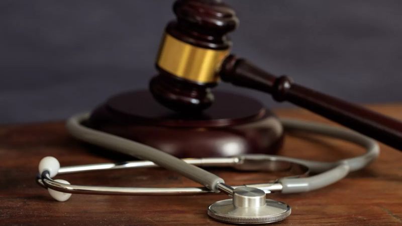 Doktor hatası: Malpraktis davası nedir
