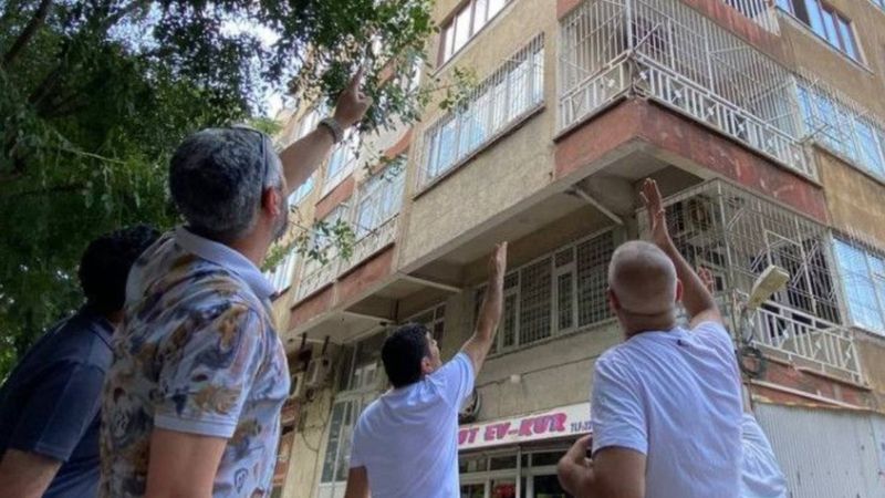 Diyarbakır'da binadan düşen betonlar 2 kişi yaraladı