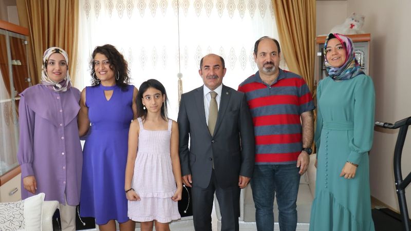 Malatya'da evlatlık aldığı kızı öz çocuklarından ayırmıyor