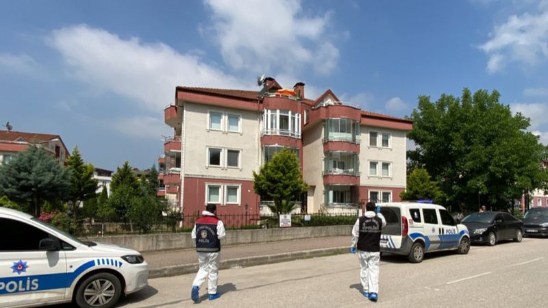 İzmit'te kapısına giden husumetlisini silahla vurdu