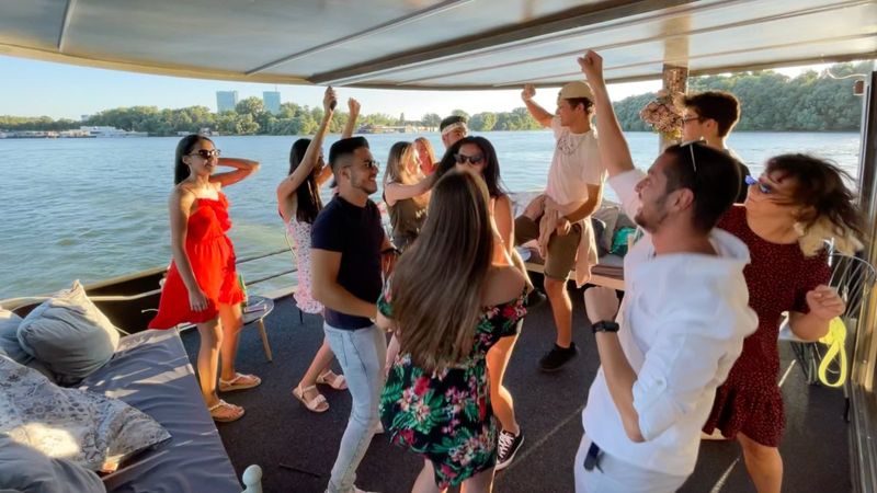 Cihan Tuna Arslan 33. Yaş gününü Belgrad’da Türk takipçileriyle kutladı