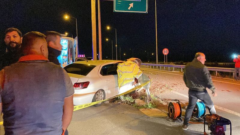 Niğde'de otomobil bariyerlere çarptı: 2 ölü, 2 yaralı