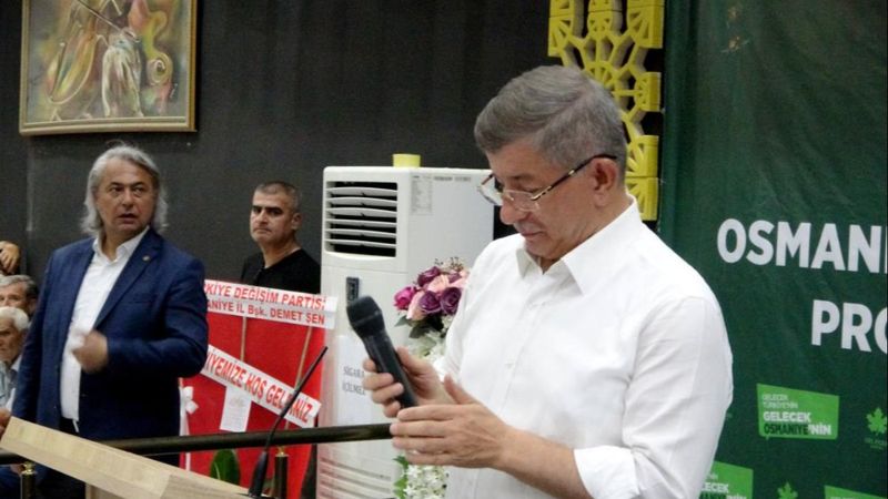 Ahmet Davutoğlu’nun bozuk mikrofonla imtihanı