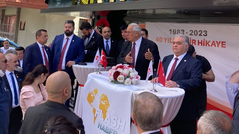 Ahmet Özal partisinin genel merkezini az sayıda kişiyle açtı