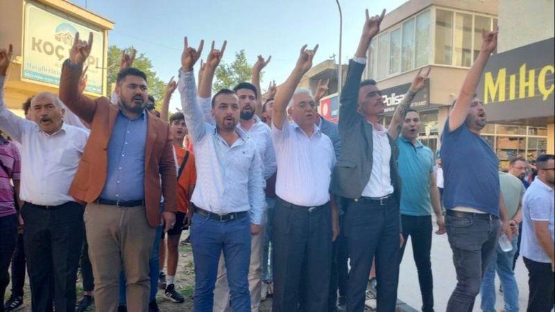 Ahmet Davutoğlu, Bahçeli’nin memleketi Osmaniye’de protesto edildi