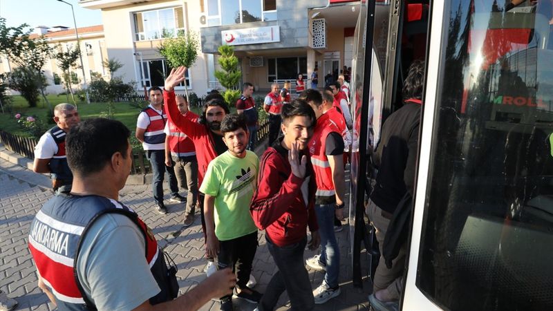 209 Afgan sınır dışı edilmek üzere Edirne'den İstanbul'a gönderildi