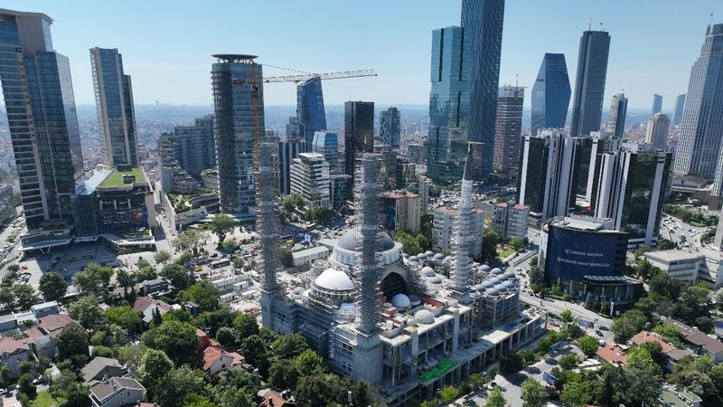 Levent'in ortasında yükselen cami, bu yıl içinde açılacak