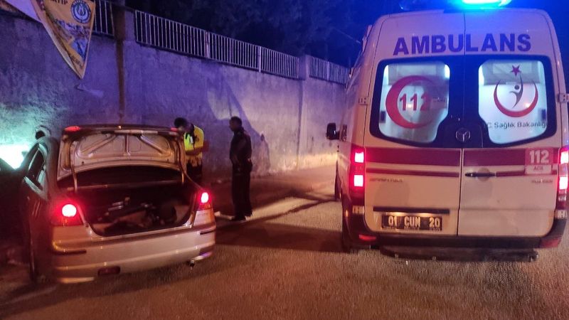 Adana'da ihtara uymayan sürücü, duvara çarptı