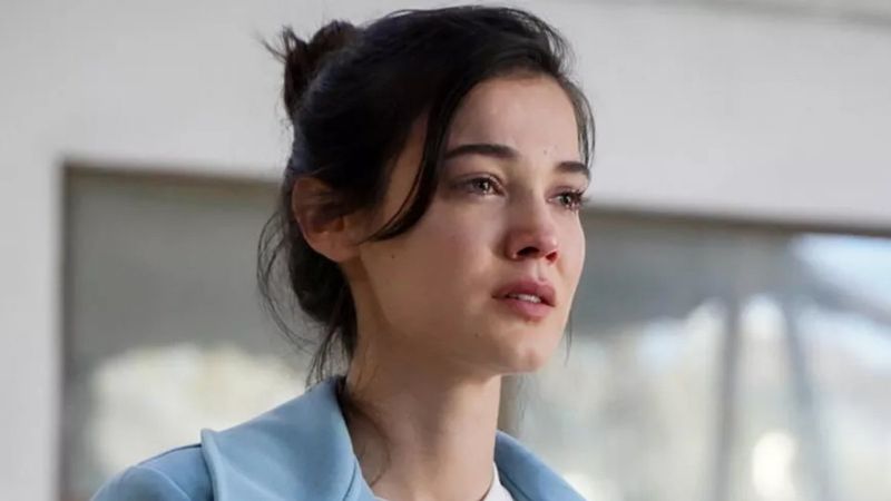 Pınar Deniz göğüs altından başlayan dekoltesiyle olay yarattı!