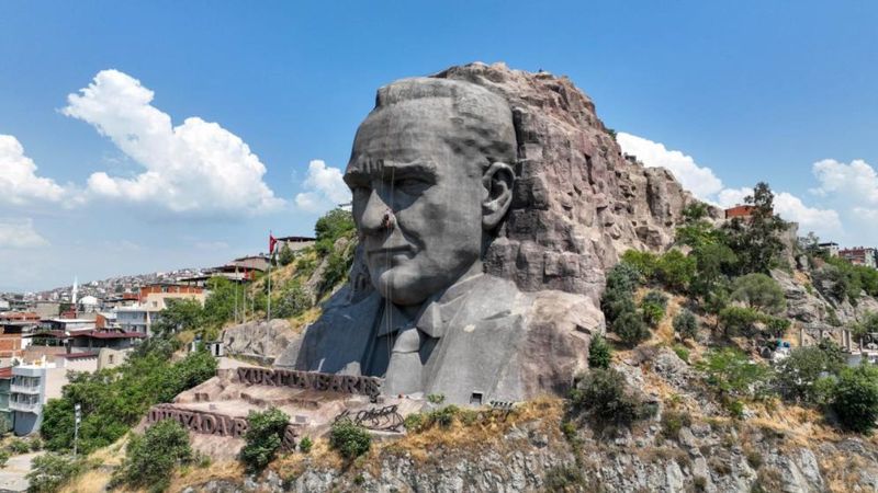 İzmir'de Buca Belediyesi dev Atatürk maskını bakıma aldı