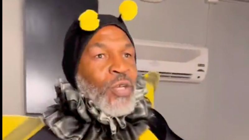 Efsane boksör Mike Tyson'dan arı kostümlü dans