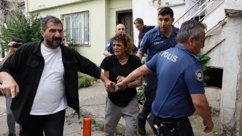 Bursa'da hırsız, çaldığı tabletin sinyali ile çatıda yakalandı