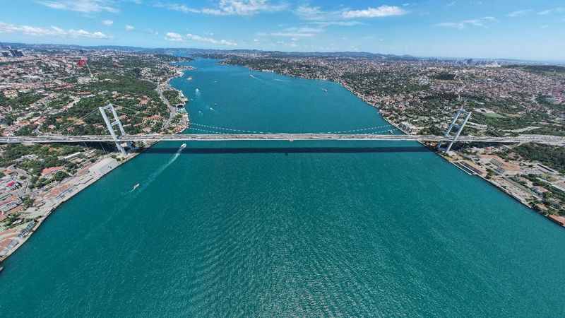 İstanbul Boğazı turkuaza döndü