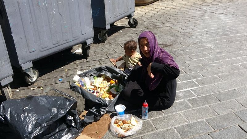 Beyoğlu'nda dilenci operasyonu: Ekiplere taşkınlık yaptılar