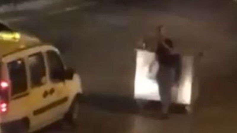 Antalya'da ilginç görüntüler: Çöp konteynerini içki masası yaptı