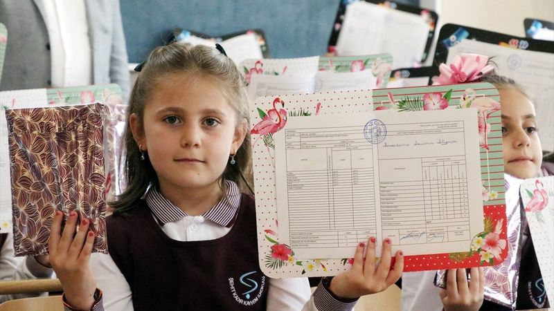 Öğrenciler bugün yaz tatiline girdi