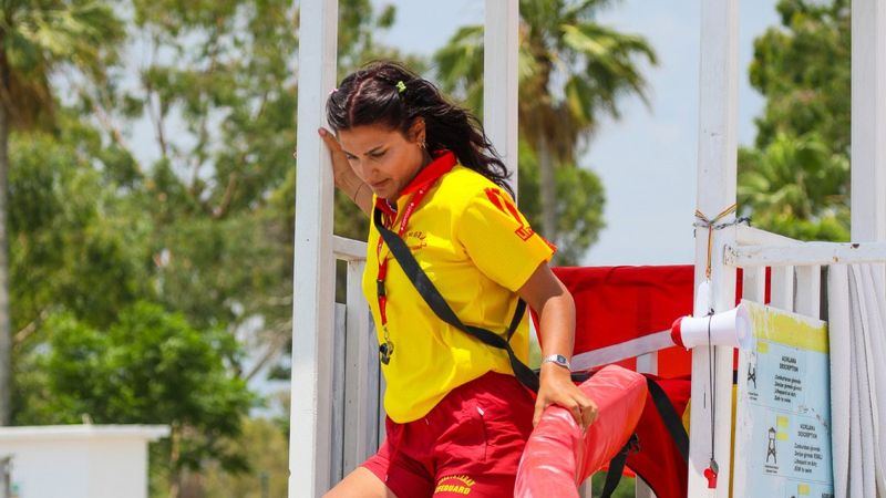 Antalya'daki cankurtaranlar, profesyonel yüzücülerden yakındı