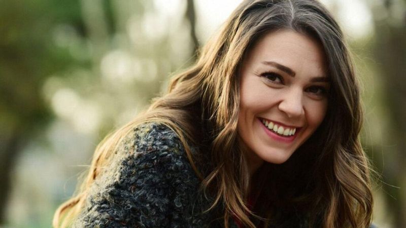 Aslı Enver bronz teni ve göğüs dekoltesiyle kasıp kavurdu!