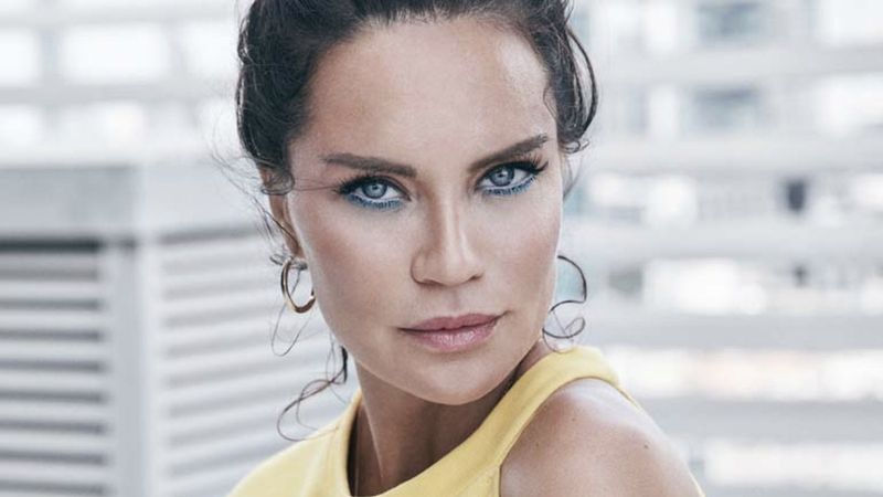 Ebru Şallı havuz başında poz verdi, fiziği olay oldu! Genç kızlara taş çıkartan kareler...