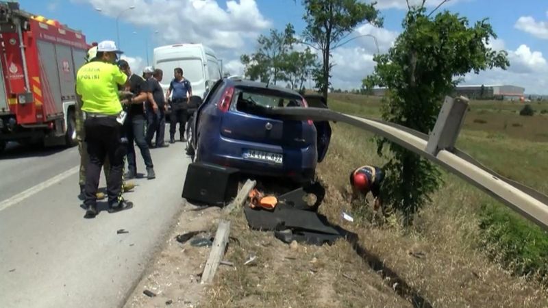 İstanbul’da araç bariyerlere saplandı