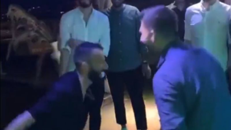 Siopis'le Bakasetas düğünde kolbastı oynadı