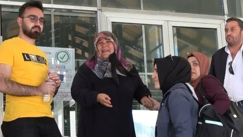 Bitlis'te sınava geç kalan kızın ağlayan annesinin gözyaşları