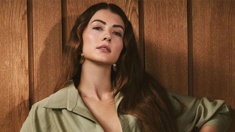 Burcu Özberk'in minicik pembe bikinisini görenin nutku tutuldu! 'Boy, endam, fizik ne ararsan var be'