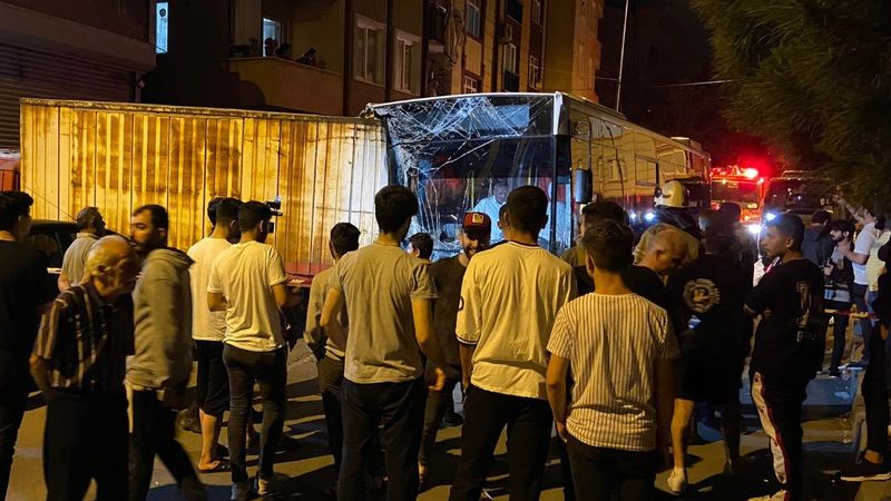 Eyüpsultan'da İETT otobüsü 17 araca çarptı