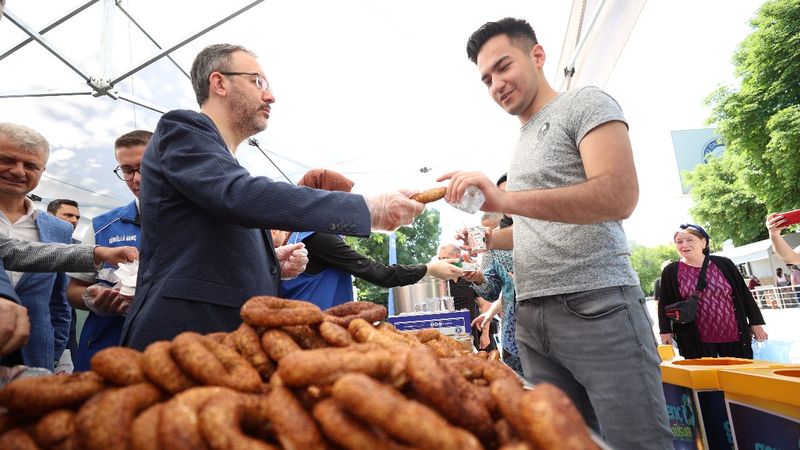 Mehmet Kasapoğlu'ndan YKS öğrencilerine ve ailelerine destek