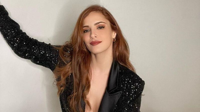 Mine Tugay kasığına kadar yırtmacıyla...