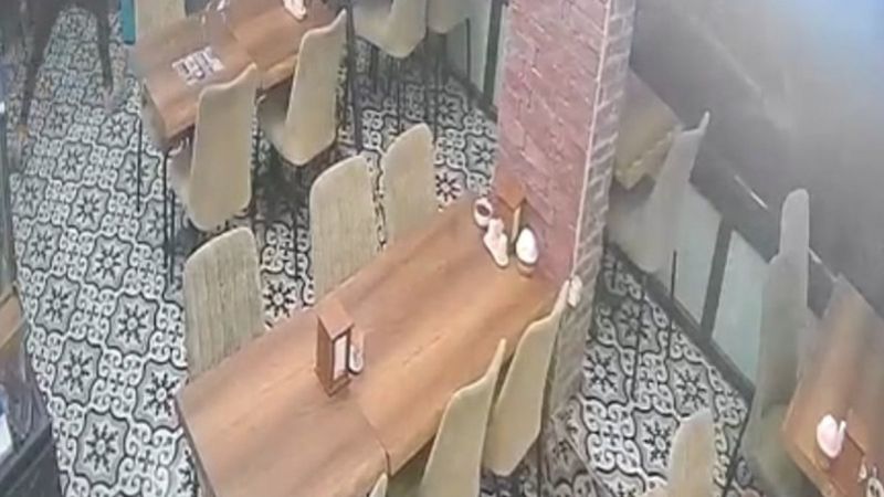 Sultangazi'de kebapçı tavanının çökme anı