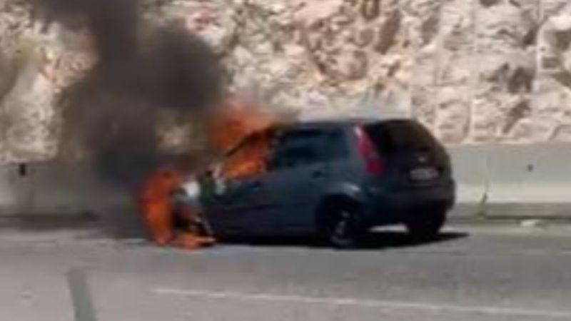 Antalya'da seyir halindeki otomobil cayır cayır yandı