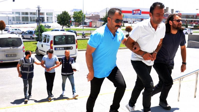 Karaman'da, çaldıkları minibüsün içerisinde yakalandılar
