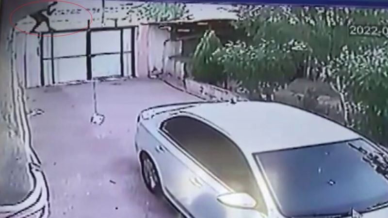 Diyarbakır'da ev sahipleri damda uyurken eve giren hırsız, kameraya yakalandı