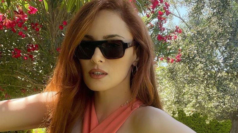 Mine Tugay'dan yeni pozlar! Gözler tek bir yere odaklandı...'O dövme gerçek mi'