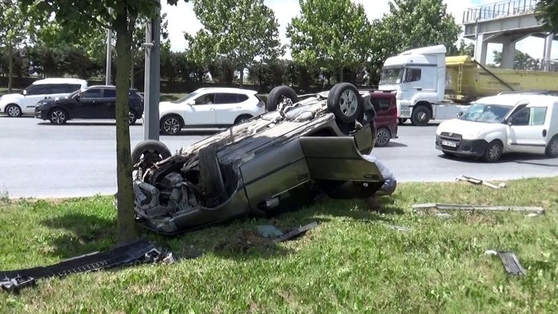 Sultangazi'de ehliyetsiz kadın şoförün kullandığı araç ters döndü
