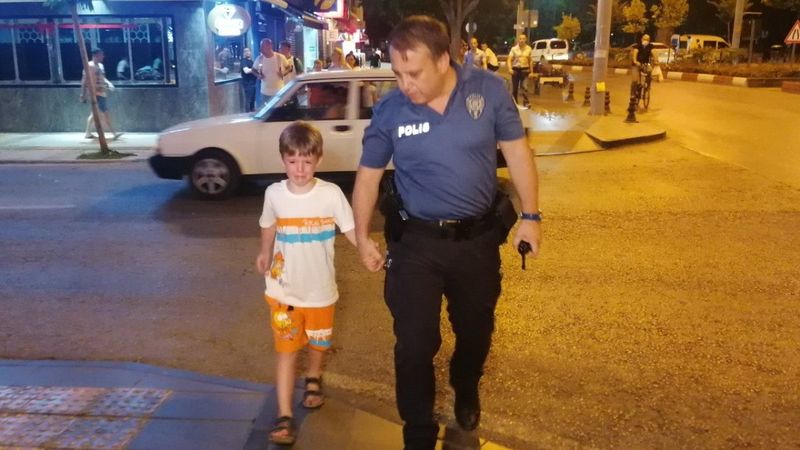 Antalya polisi kaybolan Rus çocuğun ailesini cadde cadde aradı