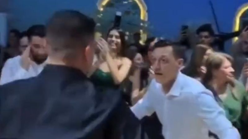 Mesut Özil, kız kardeşinin düğününde oynadı