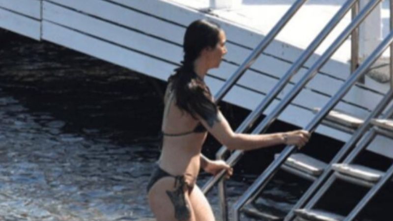 Tatile çıkan Birce Akalay'ın dövmeleri dikkat çekti