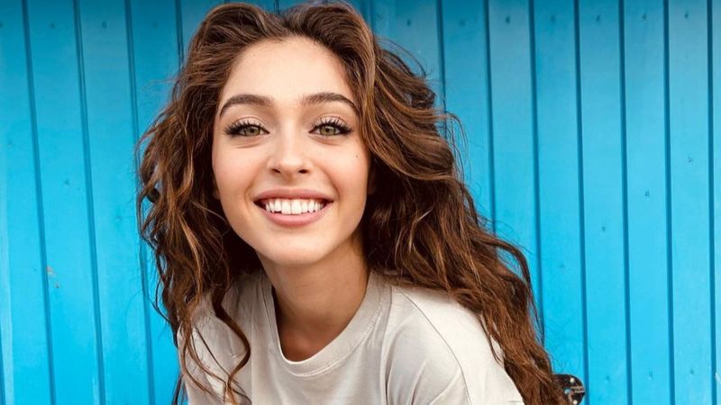 Cemre Baysel'in eski kareleri 'yok artık' dedirtti! Kulaklarda 'nereden nereye...'