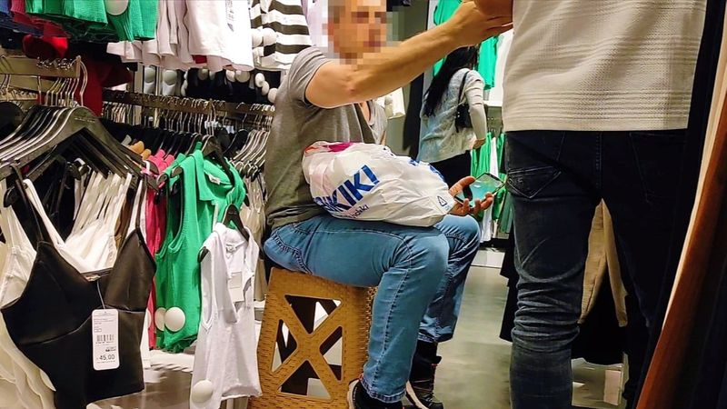 Kocaeli'de, kadın giyim mağazasında 'içeriyi mi gözetliyorsun' kavgası