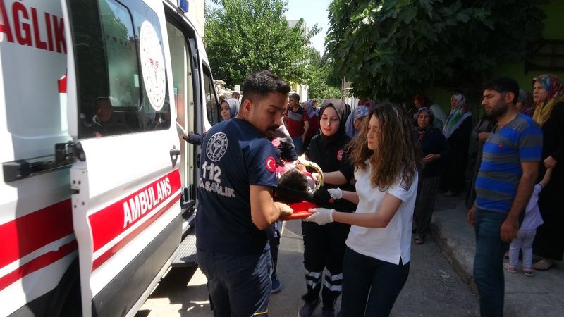 Adıyaman’da 5 yaşındaki çocuk, yaslandığı camla halasının üzerine düştü