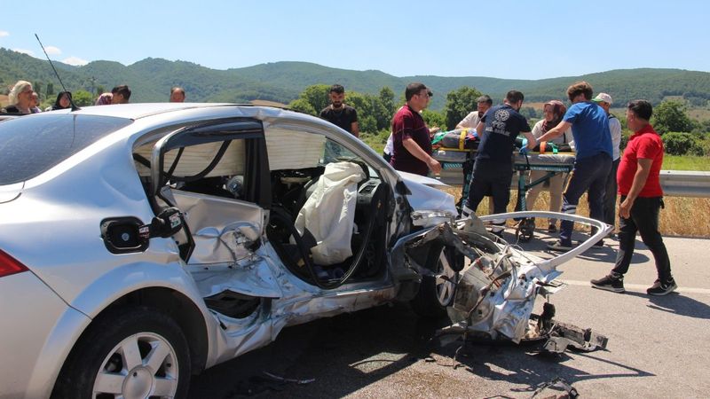 Çanakkale'de kontrolden çıkan otomobil bariyerlere çarptı: 1 ölü, 1 yaralı