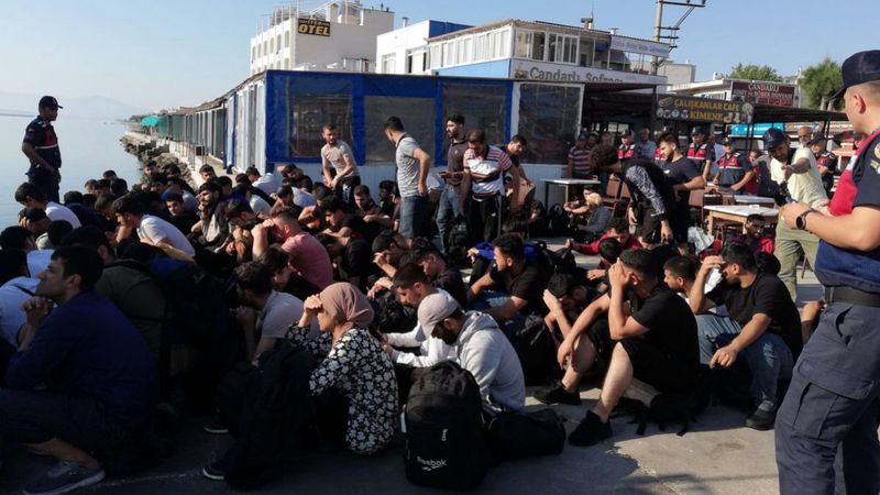 İzmir açıklarında 100 kaçak göçmen yakalandı