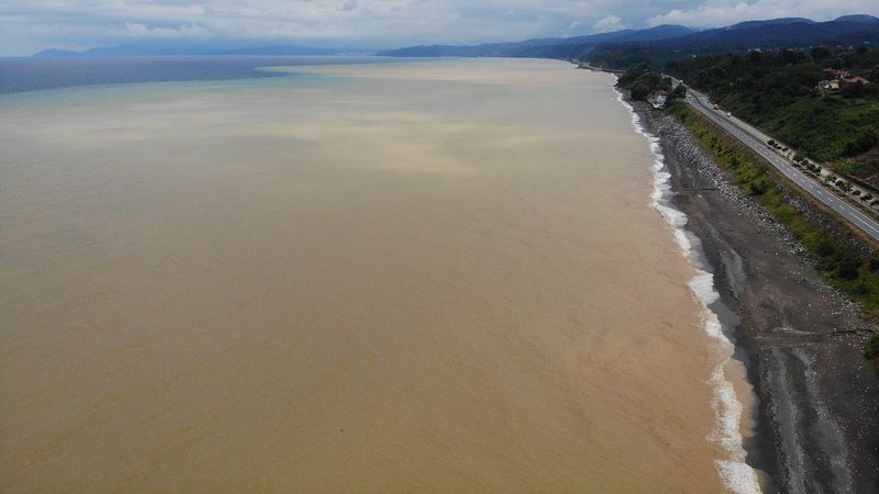 Düzce'deki yağış Karadeniz'in rengini kahverengiye çevirdi