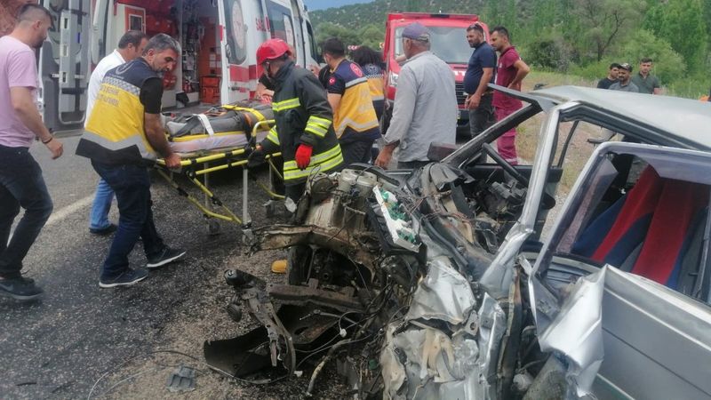 Konya'da otomobil ile yolcu minibüsü çarpıştı