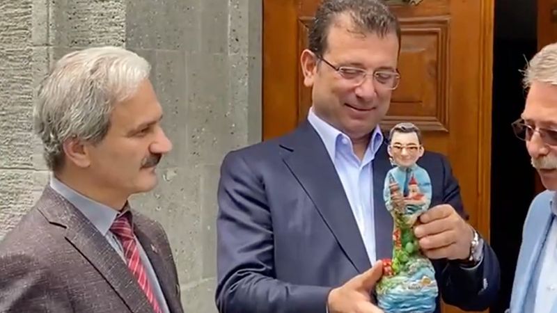 Ekrem İmamoğlu'na Trabzon'da kendi heykeli hediye edildi